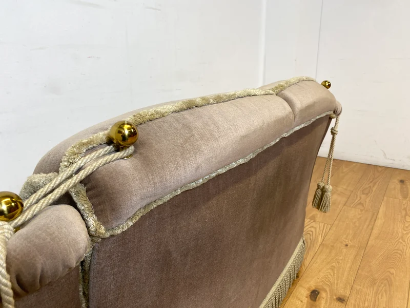 WMK I Äußerst gemütliches Vintage Sofa mit samtartigen beigen Originalbezug, Fransen & ausklappbaren Armlehnen