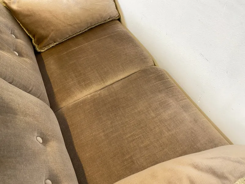 WMK I Äußerst gemütliches Vintage Sofa mit samtartigen beigen Originalbezug, Fransen & ausklappbaren Armlehnen