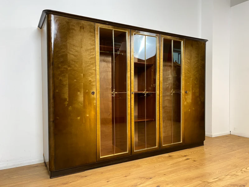 WMK I Besonders schöner und gut erhaltener dunkler 50er Jahre Kleiderschrank mit Glastüren