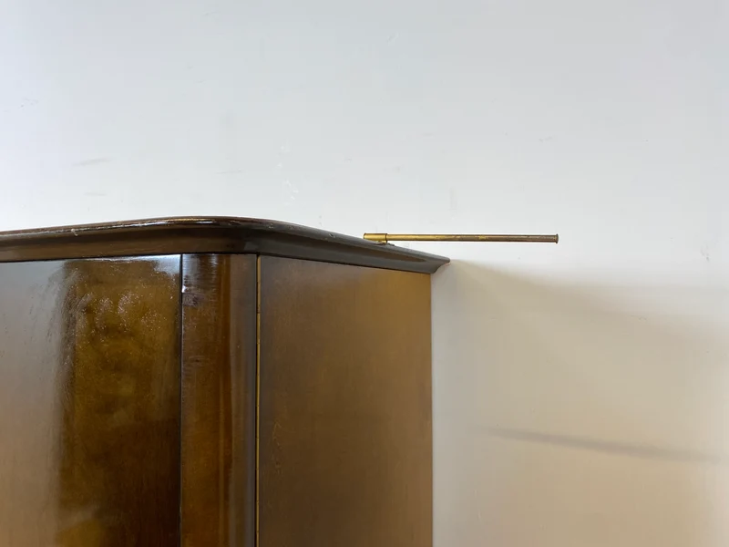 WMK I Besonders schöner und gut erhaltener dunkler 50er Jahre Kleiderschrank mit Glastüren