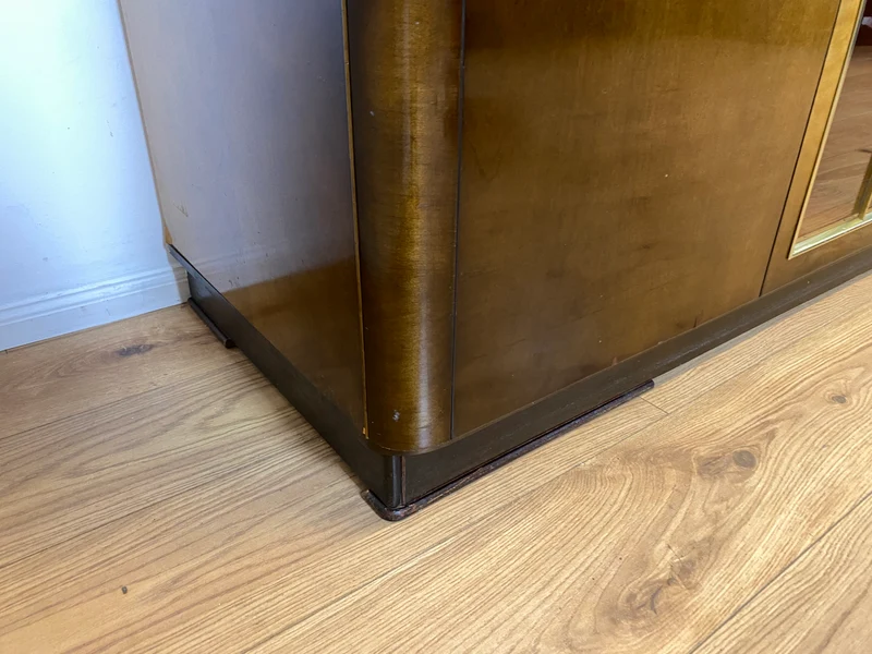 WMK I Besonders schöner und gut erhaltener dunkler 50er Jahre Kleiderschrank mit Glastüren