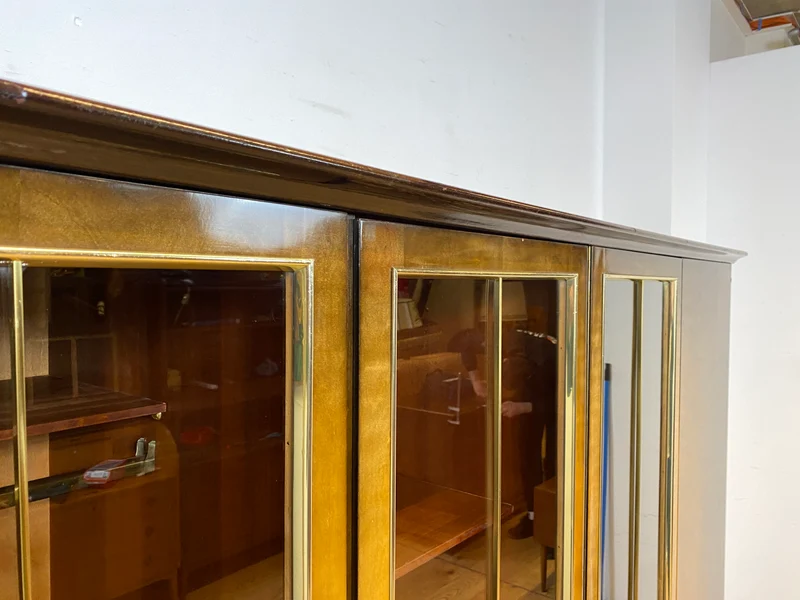 WMK I Besonders schöner und gut erhaltener dunkler 50er Jahre Kleiderschrank mit Glastüren