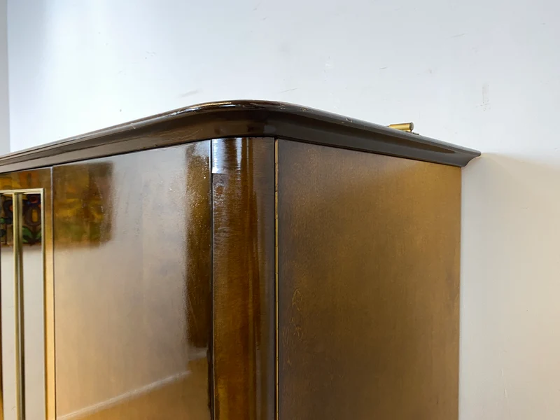 WMK I Besonders schöner und gut erhaltener dunkler 50er Jahre Kleiderschrank mit Glastüren