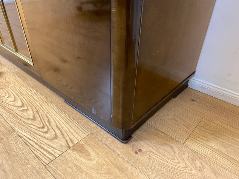 WMK I Besonders schöner und gut erhaltener dunkler 50er Jahre Kleiderschrank mit Glastüren
