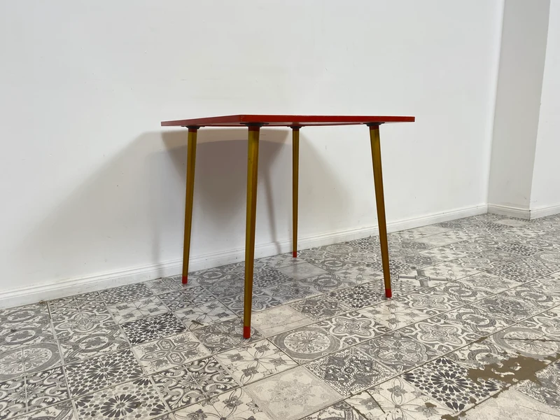 WMK # Freundlicher und gut erhaltener Mid-Century Couchtisch im Chochloma Stil handbemalter Oberfläche & konischen Füßen