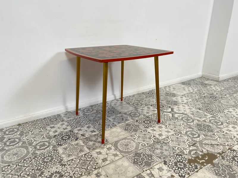 WMK # Freundlicher und gut erhaltener Mid-Century Couchtisch im Chochloma Stil handbemalter Oberfläche & konischen Füßen