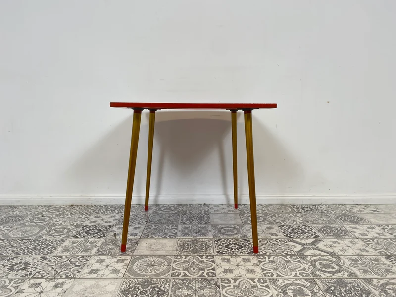 WMK # Freundlicher und gut erhaltener Mid-Century Couchtisch im Chochloma Stil handbemalter Oberfläche & konischen Füßen