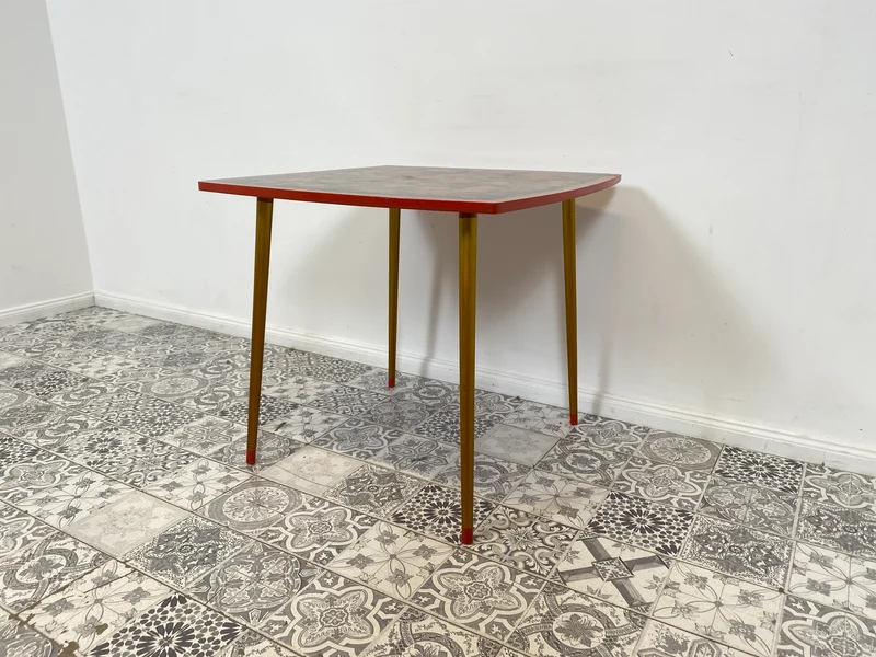 WMK # Freundlicher und gut erhaltener Mid-Century Couchtisch im Chochloma Stil handbemalter Oberfläche & konischen Füßen