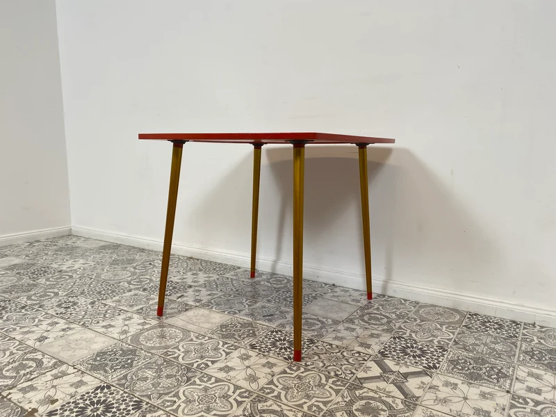 WMK # Freundlicher und gut erhaltener Mid-Century Couchtisch im Chochloma Stil handbemalter Oberfläche & konischen Füßen