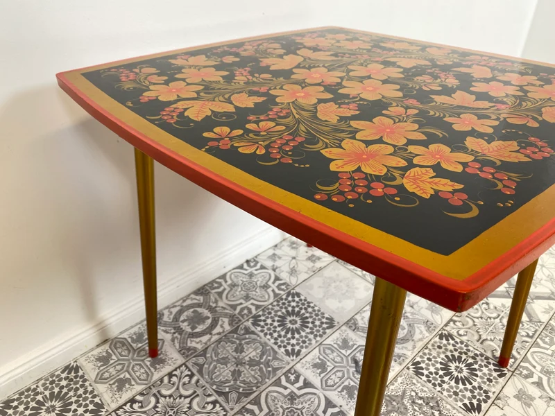 WMK # Freundlicher und gut erhaltener Mid-Century Couchtisch im Chochloma Stil handbemalter Oberfläche & konischen Füßen