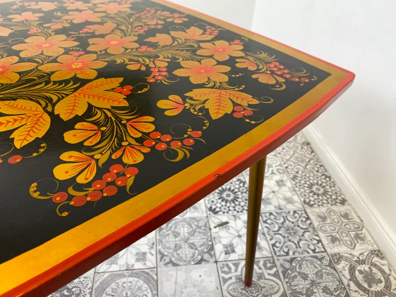 WMK # Freundlicher und gut erhaltener Mid-Century Couchtisch im Chochloma Stil handbemalter Oberfläche & konischen Füßen