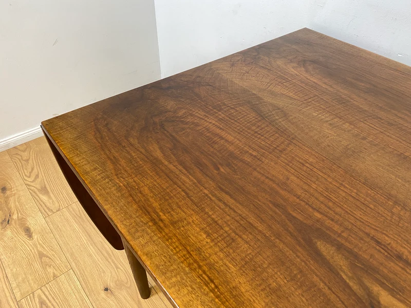 WMK I Eleganter skandinavischer Drop Leaf Esszimmertisch in Nussbaum mit hochklappbaren Erweiterungen