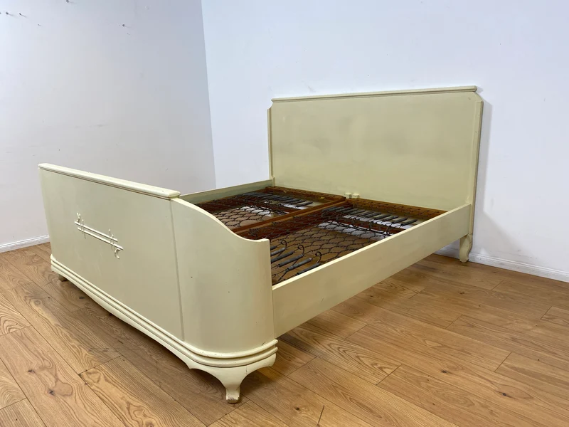 WMK I Wunderschönes weißes 1930er Jahre Bett aus vollem Holz mit original Spiralfedern