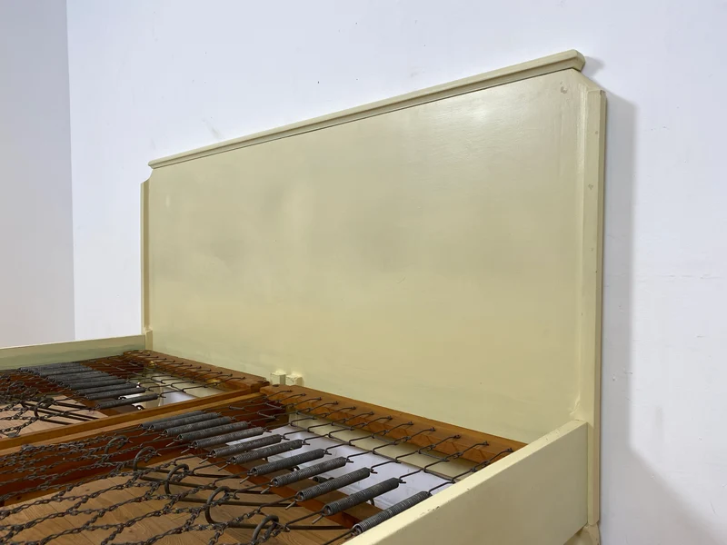 WMK I Wunderschönes weißes 1930er Jahre Bett aus vollem Holz mit original Spiralfedern