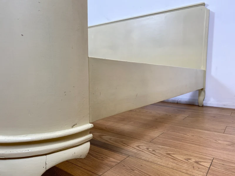 WMK I Wunderschönes weißes 1930er Jahre Bett aus vollem Holz mit original Spiralfedern