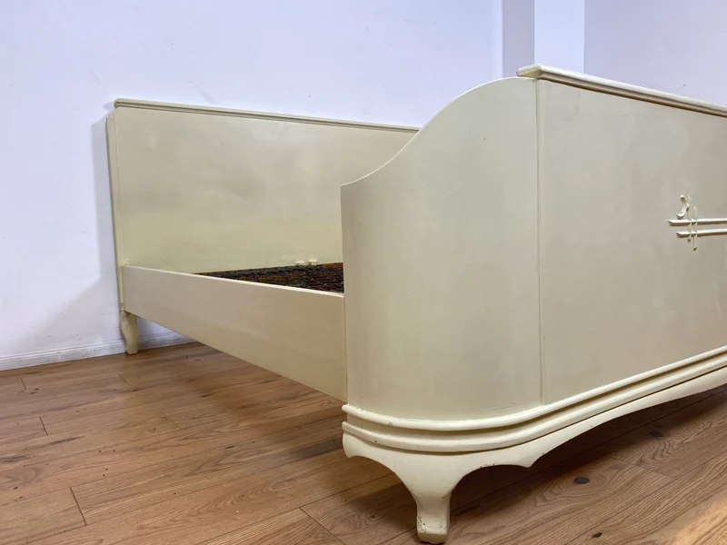 WMK I Wunderschönes weißes 1930er Jahre Bett aus vollem Holz mit original Spiralfedern