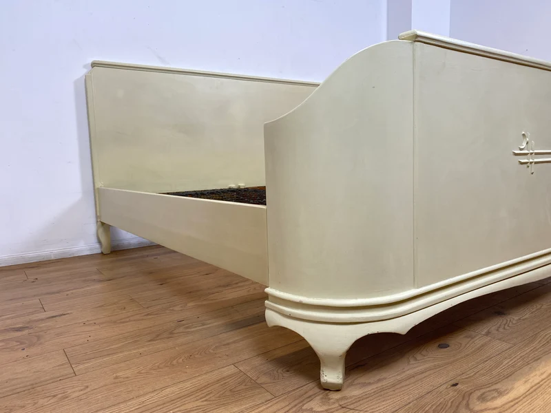 WMK I Wunderschönes weißes 1930er Jahre Bett aus vollem Holz mit original Spiralfedern