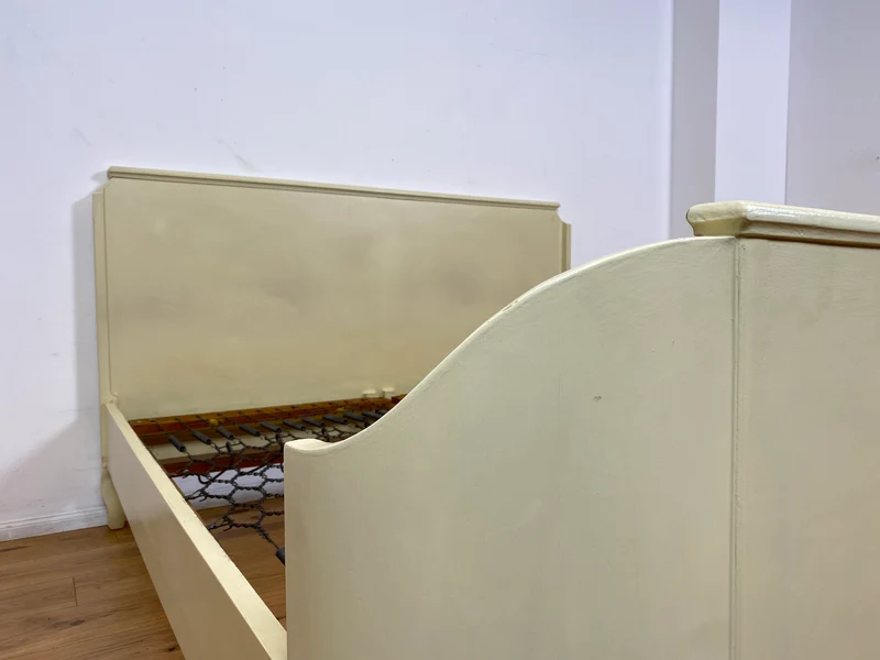 WMK I Wunderschönes weißes 1930er Jahre Bett aus vollem Holz mit original Spiralfedern