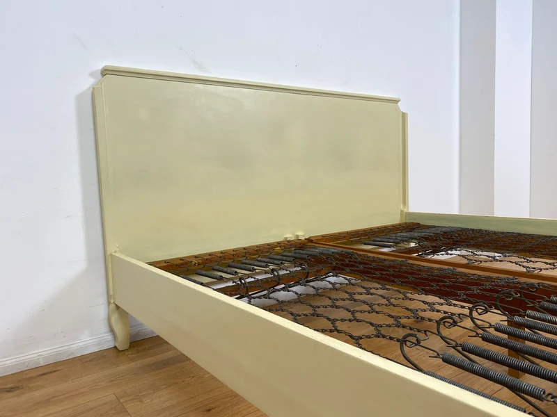 WMK I Wunderschönes weißes 1930er Jahre Bett aus vollem Holz mit original Spiralfedern