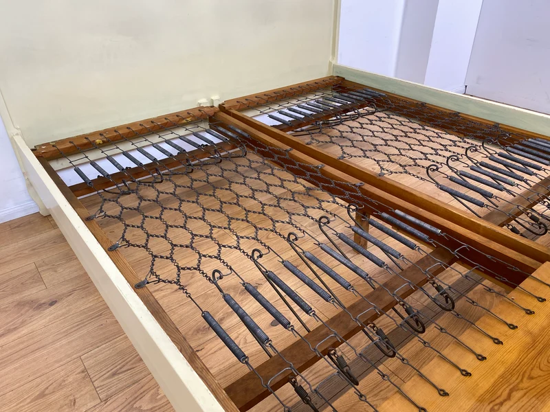WMK I Wunderschönes weißes 1930er Jahre Bett aus vollem Holz mit original Spiralfedern