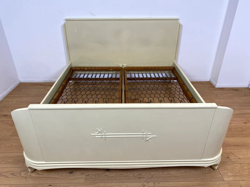 WMK I Wunderschönes weißes 1930er Jahre Bett aus vollem Holz mit original Spiralfedern