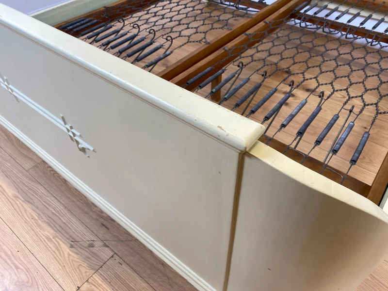 WMK I Wunderschönes weißes 1930er Jahre Bett aus vollem Holz mit original Spiralfedern