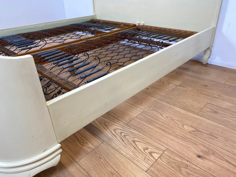 WMK I Wunderschönes weißes 1930er Jahre Bett aus vollem Holz mit original Spiralfedern