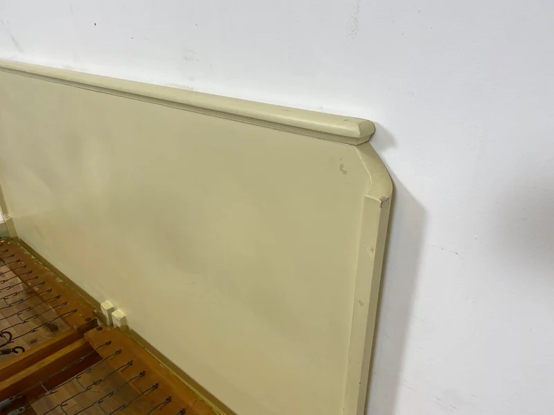 WMK I Wunderschönes weißes 1930er Jahre Bett aus vollem Holz mit original Spiralfedern
