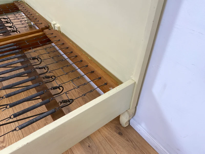 WMK I Wunderschönes weißes 1930er Jahre Bett aus vollem Holz mit original Spiralfedern