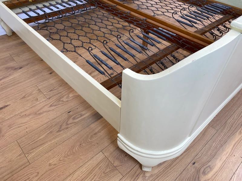 WMK I Wunderschönes weißes 1930er Jahre Bett aus vollem Holz mit original Spiralfedern