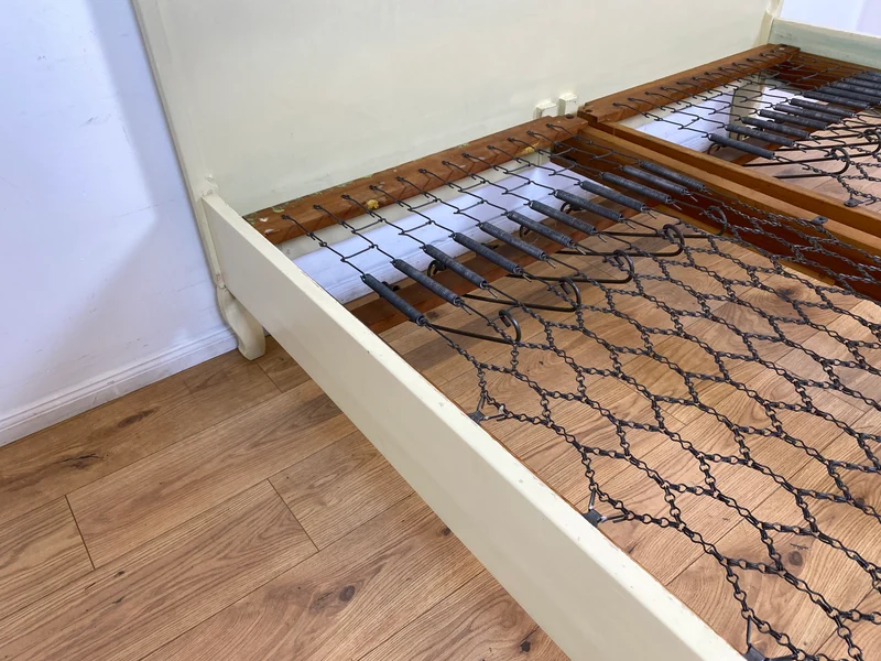 WMK I Wunderschönes weißes 1930er Jahre Bett aus vollem Holz mit original Spiralfedern