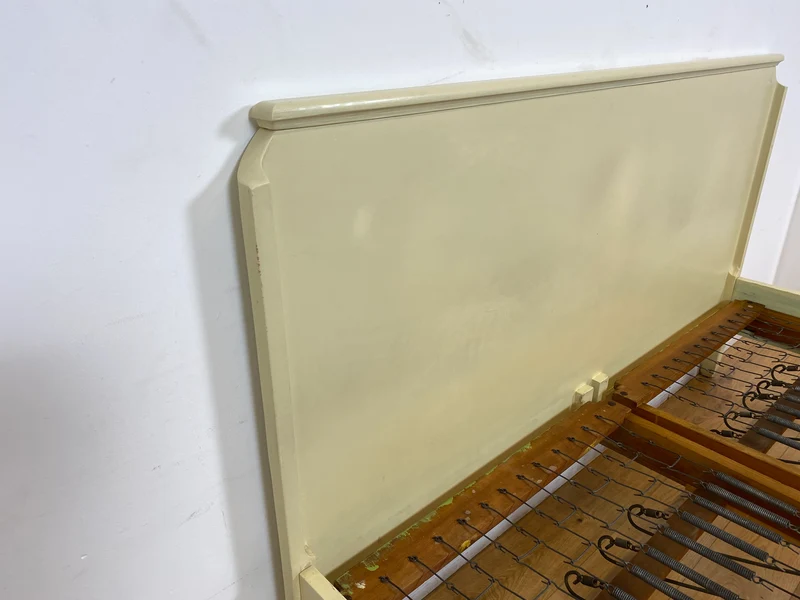 WMK I Wunderschönes weißes 1930er Jahre Bett aus vollem Holz mit original Spiralfedern