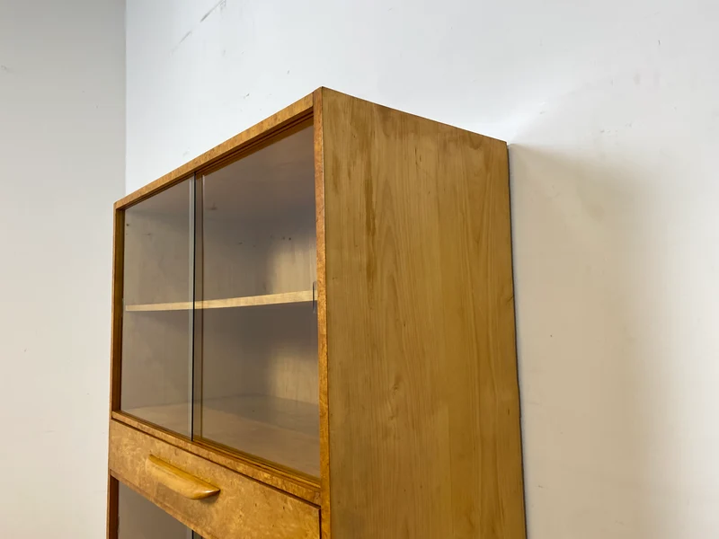 Schöne 50er Jahre Vitrine aus vollem Holz in Maserbirke I Schrank Glasvitrine Wohnzimmerschrank Highboard Bücherschrank Geschirrschrank Vintage Mid-Century 60er I