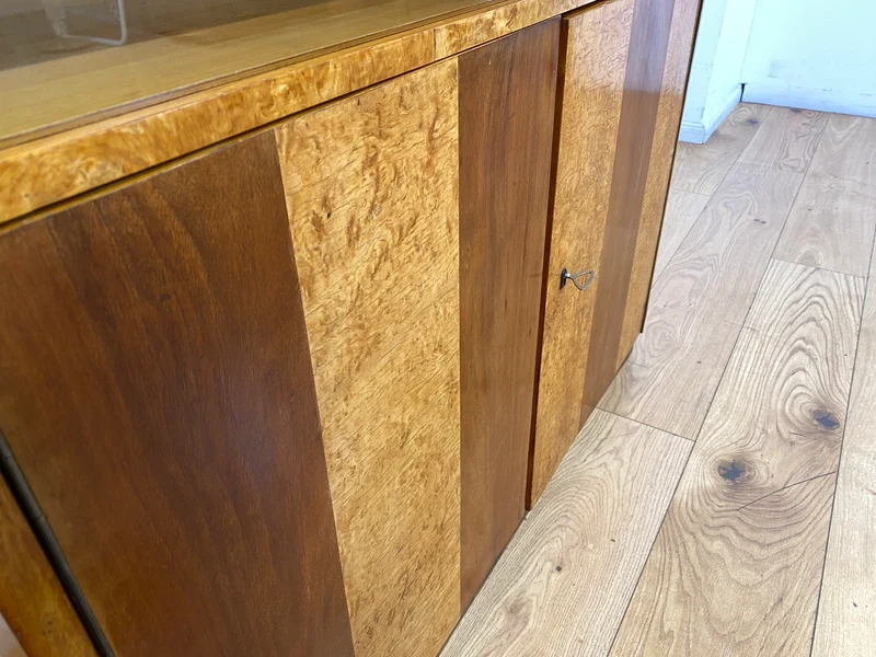 Schöne 50er Jahre Vitrine aus vollem Holz in Maserbirke I Schrank Glasvitrine Wohnzimmerschrank Highboard Bücherschrank Geschirrschrank Vintage Mid-Century 60er I