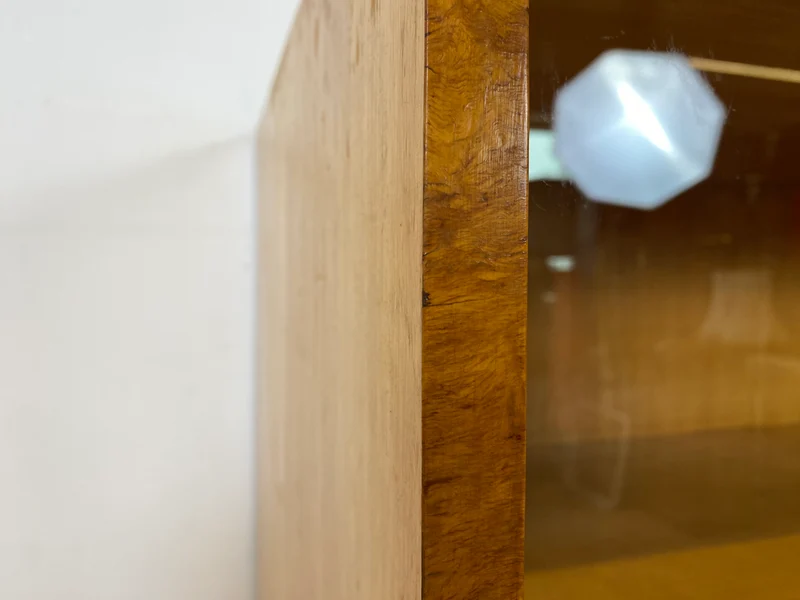 Schöne 50er Jahre Vitrine aus vollem Holz in Maserbirke I Schrank Glasvitrine Wohnzimmerschrank Highboard Bücherschrank Geschirrschrank Vintage Mid-Century 60er I