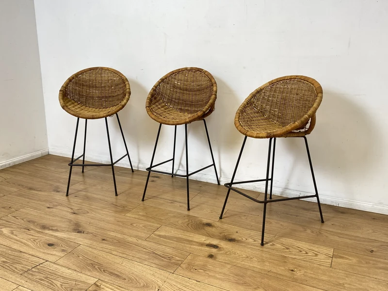 Formschöner 70er Jahre Barhocker aus Metall mit Sitz aus geflochtenem Rattan