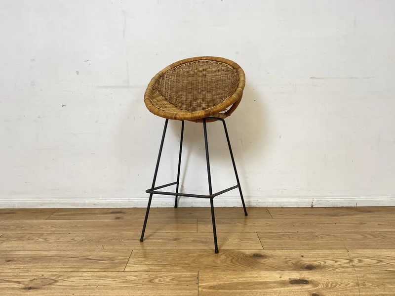 Formschöner 70er Jahre Barhocker aus Metall mit Sitz aus geflochtenem Rattan