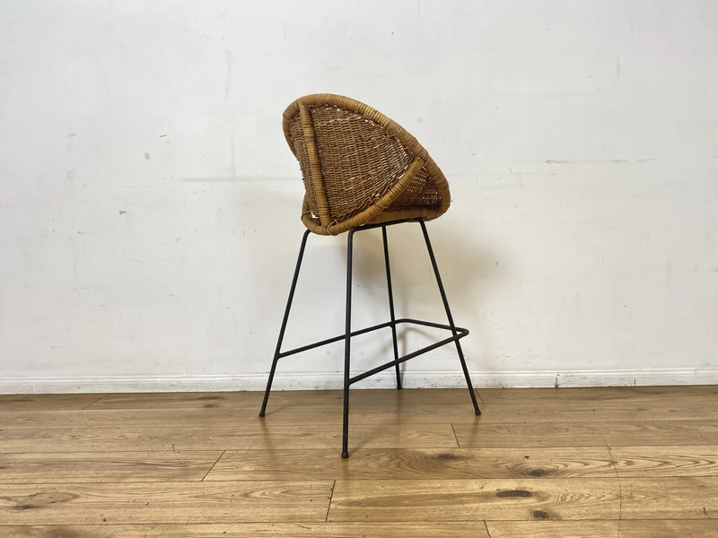 Formschöner 70er Jahre Barhocker aus Metall mit Sitz aus geflochtenem Rattan