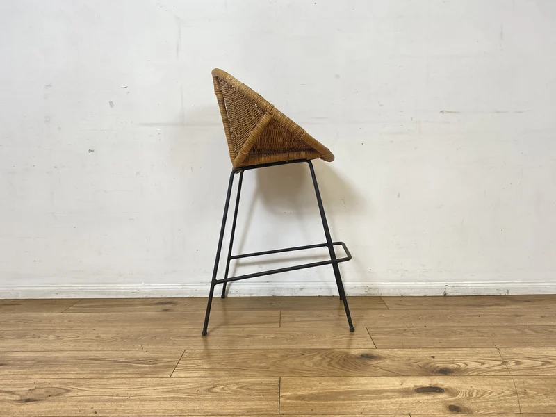 Formschöner 70er Jahre Barhocker aus Metall mit Sitz aus geflochtenem Rattan
