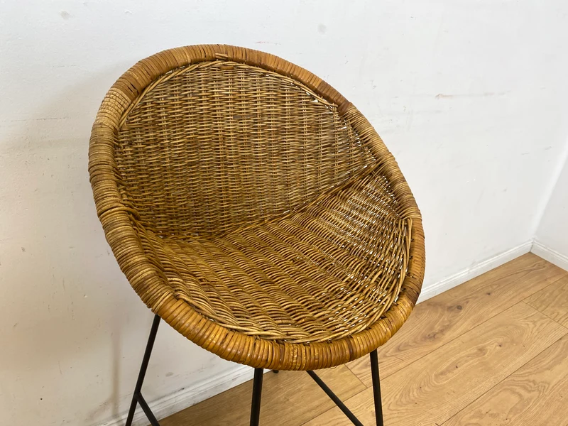 Formschöner 70er Jahre Barhocker aus Metall mit Sitz aus geflochtenem Rattan