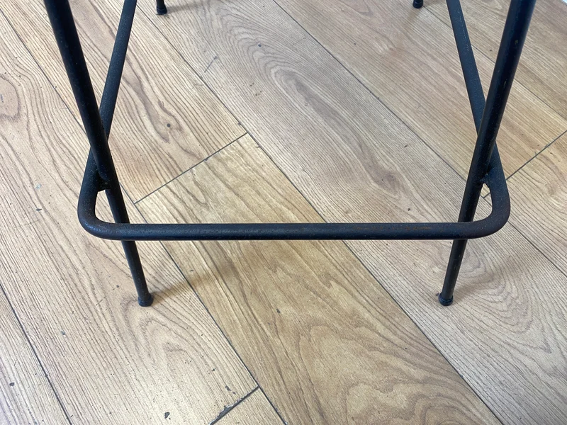 Formschöner 70er Jahre Barhocker aus Metall mit Sitz aus geflochtenem Rattan
