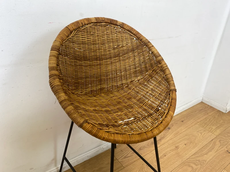 Formschöner 70er Jahre Barhocker aus Metall mit Sitz aus geflochtenem Rattan