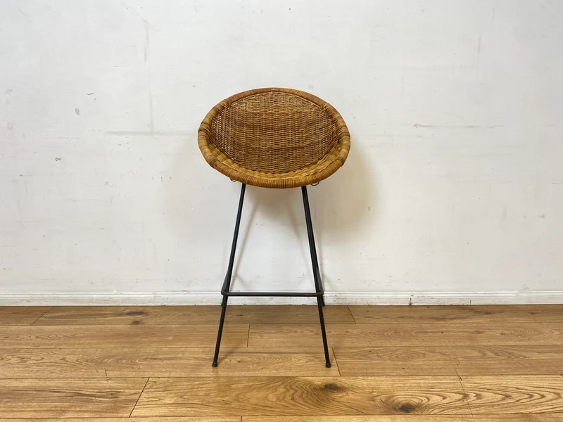 Formschöner 70er Jahre Barhocker aus Metall mit Sitz aus geflochtenem Rattan