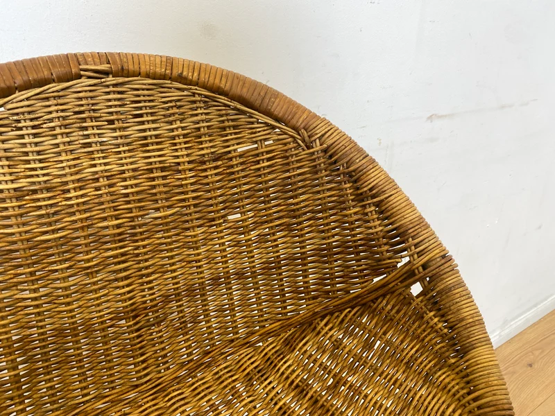 Formschöner 70er Jahre Barhocker aus Metall mit Sitz aus geflochtenem Rattan