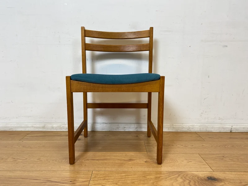 WMK I Set aus 4 minimalistischen skandinavischen Mid-Century Stühlen mit neuem Bezug in Petrolblau