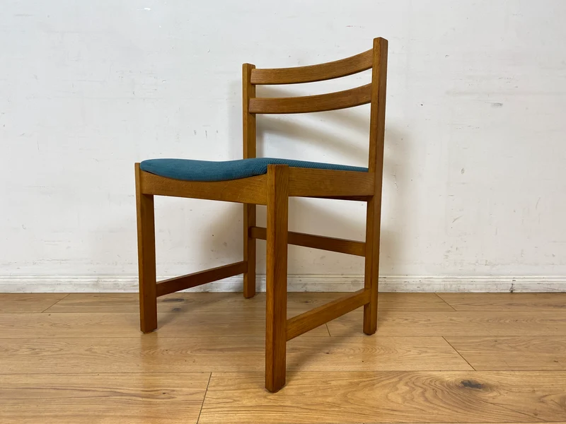 WMK I Set aus 4 minimalistischen skandinavischen Mid-Century Stühlen mit neuem Bezug in Petrolblau