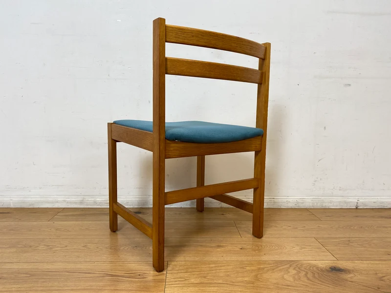 WMK I Set aus 4 minimalistischen skandinavischen Mid-Century Stühlen mit neuem Bezug in Petrolblau
