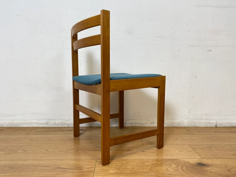 WMK I Set aus 4 minimalistischen skandinavischen Mid-Century Stühlen mit neuem Bezug in Petrolblau