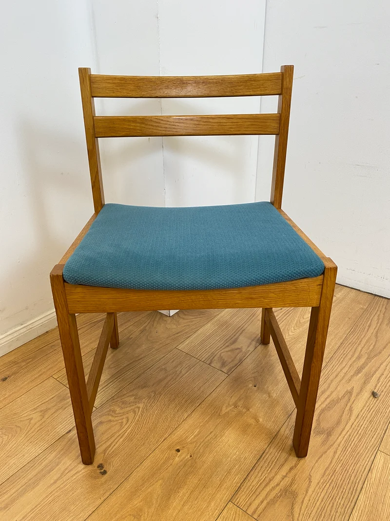 WMK I Set aus 4 minimalistischen skandinavischen Mid-Century Stühlen mit neuem Bezug in Petrolblau