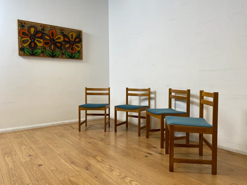 WMK I Set aus 4 minimalistischen skandinavischen Mid-Century Stühlen mit neuem Bezug in Petrolblau
